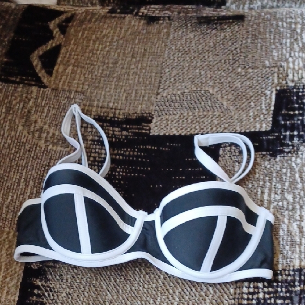 4/$30 Black & White Bikini Top - Size XS